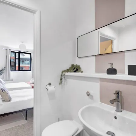 Chinese Suite - Sleeps/8 + Free Parking + Games + Netflix- Coffee Machine 家庭 Birmingham Exterior photo